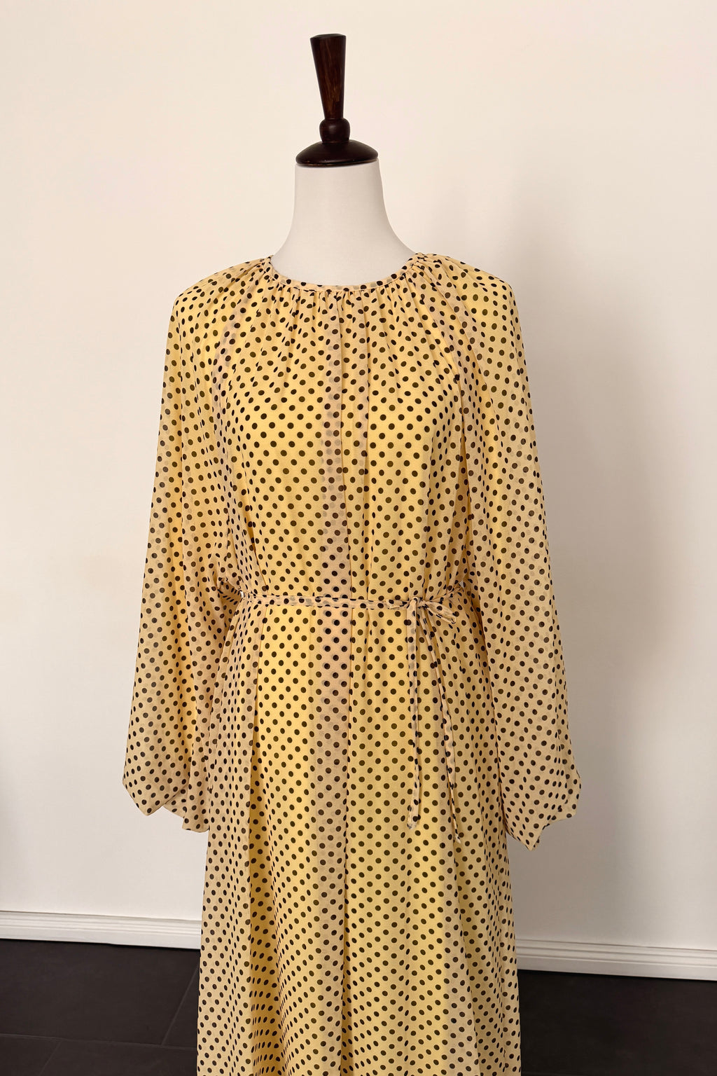 Dotted Kleid mit Bindegürtel