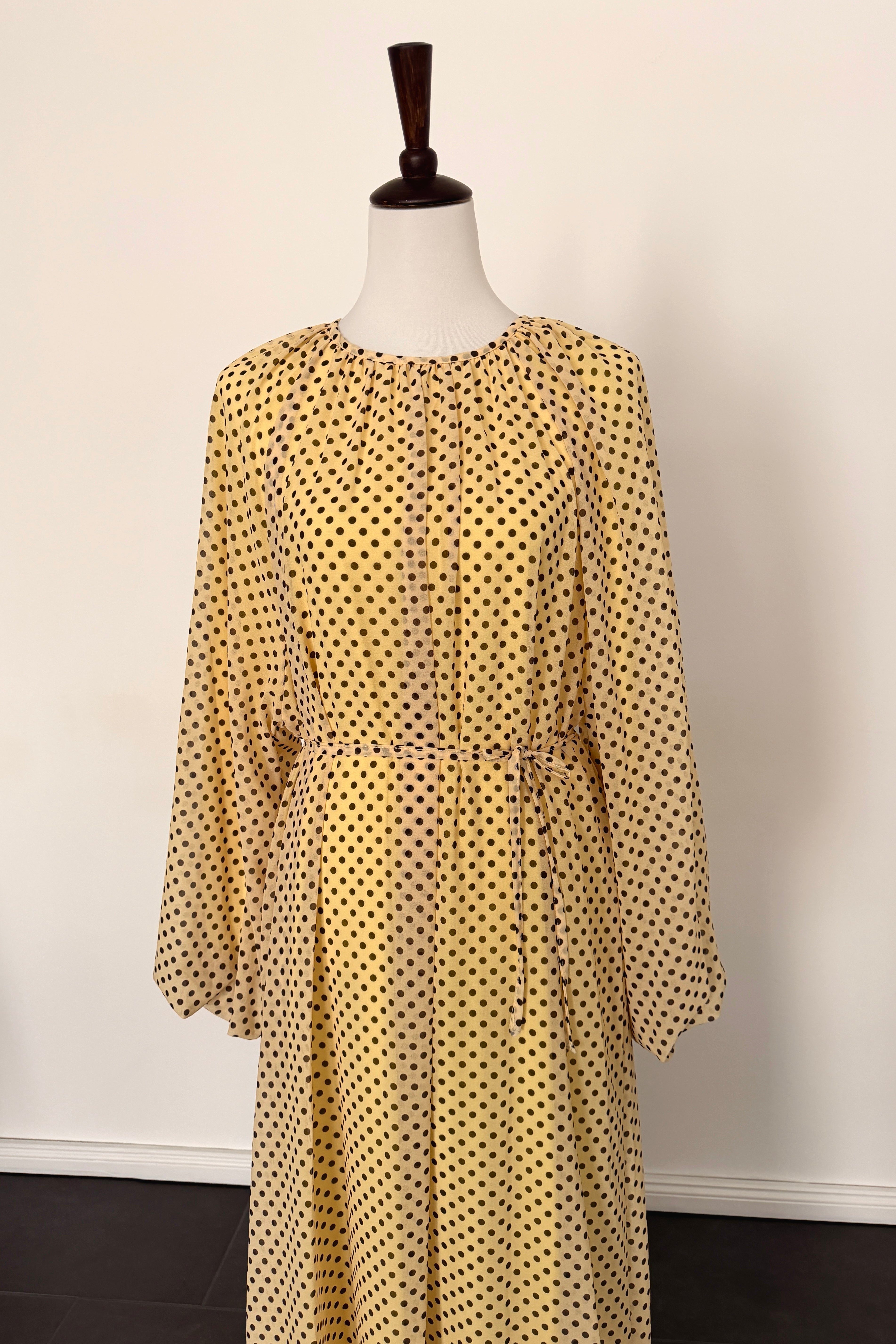 Dotted Kleid mit Bindegürtel