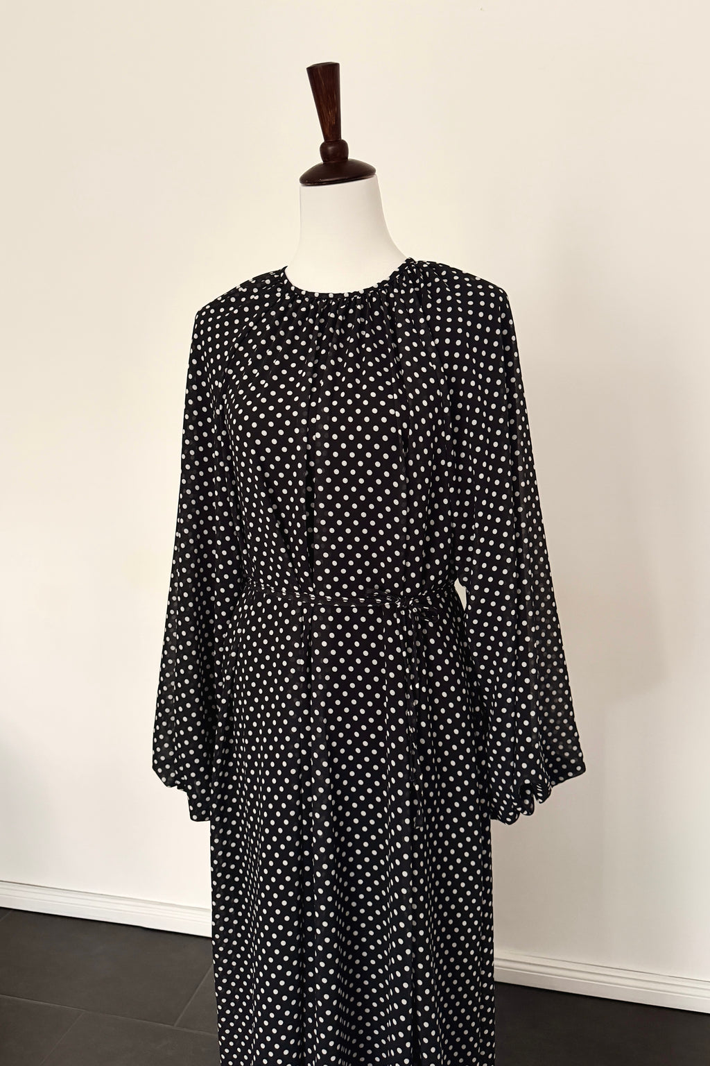 Dotted Kleid mit Bindegürtel